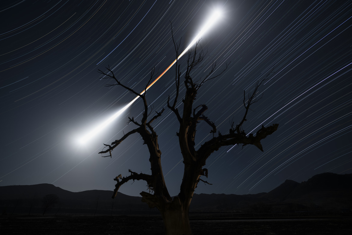 fot. Chuanjin Su, "Eclipsed Moon Trail", 2. miejsce w kategorii Skyscapes / Insight Astronomy Photographer of the Year 2018