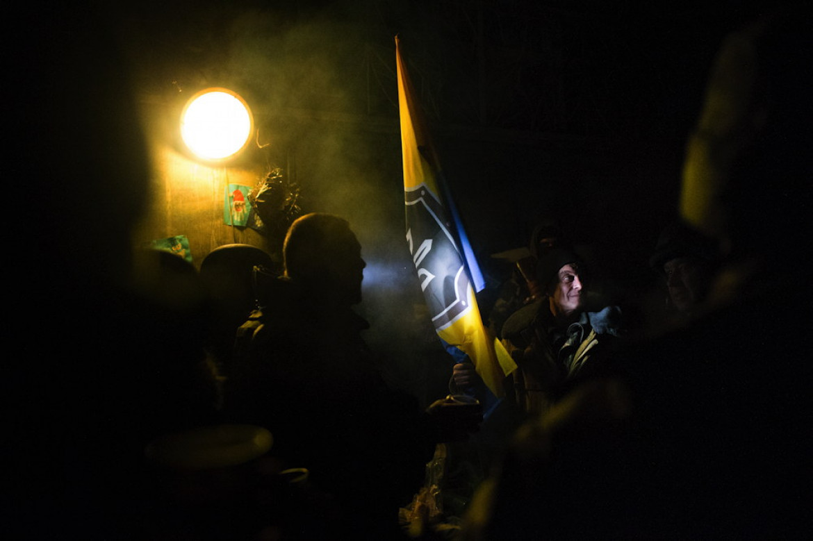 fot. Jakub Ochnio, Kolektyw Fotografów Afterimage, Żołnierze z ochotniczego batalionu Dnipro-1 podczas przygotowań i świętowania w ostatnim dniu 2014 roku. Piski k. Doniecka (Ukraina), 30–31 grudnia 2014 r.