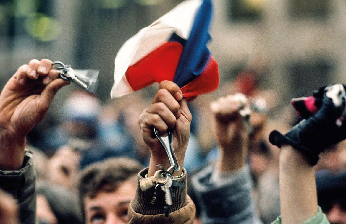 Praga, listopad 1989 r. Na plac Wacława przyszło pół miliona ludzi. Dzwonią kluczami i małymi dzwonkami żeby pokazać komunistycznym władzom, komu bije dzwon. 'Niesamowity efekt' - pamięta Chris Niedenthal