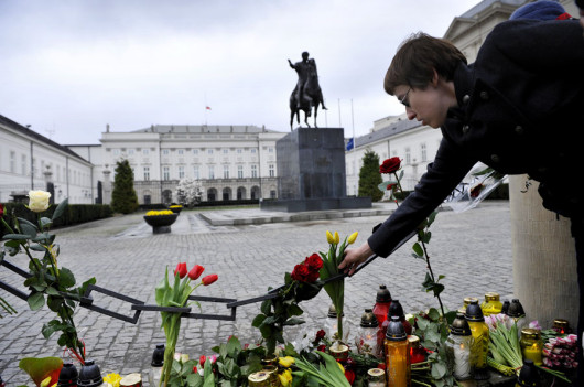 fot. Anna Lewańska. Zdjęcia zostały wykonane pod Pałacem Prezydenckim pierwszego dnia żałoby narodowej.