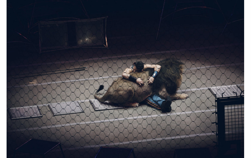 Andres Kudacki (Time Magazine), III miejsce w kategorii Feature | Pogromca ściska lwa podczas prezentacji cyrku Ringling Bros w Baltimore, Maryland.