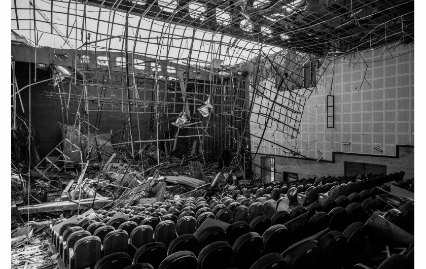 fot. Maciej Stanik, Zniszczony w wyniku ostrzału dach centrum kulturalnego w miejscowości Szuszi, 27 października, 2020 r.