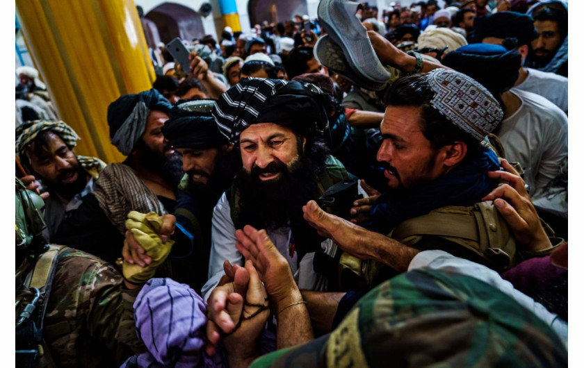fot. Marcus Yam / LA Times, Afgańczycy witają Khalila Rahmana Haqqaniego, wysokiego rangą członka sieci Haqqani po tym, jak wygłosił kazanie na pierwszych piątkowych modlitwach pod rządami talibów w meczecie Pul-i-Khishti w Kabulu w Afganistanie, 20 sierpnia 2021 r. / Pulitzer Prize 2021 for Breaking News Photography  
