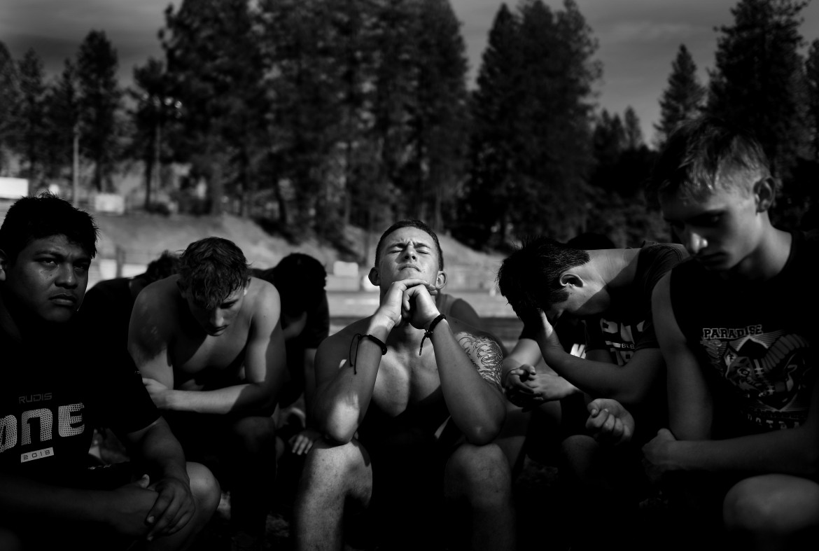 fot. Wally Skalij / LA Times, z cyklu "Rise from the Ashes", 1. miejsce w kategorii Sports<br></br><br></br>Paradise został prawie doszczętnie spalony, a 90% jego populacji zostało rozproszonych do miast w całych Stanach Zjednoczonych. Żywioł zatrzymał się na skraju boiska piłkarskiego Paradise High School, pozostawiając je oraz otaczające go budynki sportowe bez szwanku. Prawie wszyscy w drużynie stracili domy, ale mimo to gracze zaczęli wracać do drużyny, kiedy trener Rick Prinz na nowo rozpoczął treningi. Wszystkich połączyła misja odrodzenia zespołu i lokalnej społeczności.