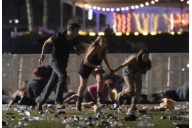 David Becker (Getty Images), I miejsce w kategorii "Domestic News Picture Story" | Strzelanina podczas festiwalu muzyki country w Mandalay Bay Resort i Casino  w Las Vegas w stanie Nevada (1 października 2017 r.). Gunman Stephen Paddock strzelał do tłumu zabijając 58 i raniąc ponad 500 osób.