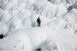 fot. Ciril Jazbec, Słowenia, z cyklu: "One Way to Fight Climate Change: Make Your Own Glaciers" dla National Geographic, 2 miejsce w kategorii "Środowisko - seria zdjęć" / World Press Photo 2021<br></br><br></br>

Gdy himalajskie śniegi maleją, a lodowce ustępują, społeczności w regionie Ladakh w północnych Indiach budują ogromne lodowe stożki, które zapewniają wodę w lecie. Ladakh to zimna pustynia, z temperaturami zimą sięgającymi -30°C i średnimi opadami deszczu wynoszącymi około 100 milimetrów. Większość wiosek boryka się z dotkliwym brakiem wody, szczególnie w kluczowym okresie sadzenia roślin w kwietniu i maju. W 2013 roku Sonam Wangchuk, inżynier i innowator z Ladakhi, wymyślił metodę tworzenia sztucznych lodowców w formie stożkowatych zwałów lodu, przypominających buddyjskie stupy religijne. Lodowe stupy magazynują zimową wodę roztopową i powoli uwalniają ją wiosną, w okresie wegetacyjnym, kiedy jest ona najbardziej potrzebna do upraw. Stupy powstają w zimie, kiedy woda jest odprowadzana podziemnymi rurami z wyżej położonych terenów. Końcowy odcinek wznosi się pionowo, a różnica wysokości powoduje, że w temperaturach poniżej zera woda tryska na zewnątrz, zamarzając i tworząc stupę. Stupy zostały zbudowane w 26 wioskach w 2020 roku, a obecnie trwa budowa rurociągu, który ma stworzyć 50 kolejnych. Wangchuk, mówi, że stupy stanowią ostatnią szansę himalajskich społeczności górskich na walkę z kryzysem klimatycznym, ale nie powinny być traktowane jako rozwiązanie tego problemu: pozostaje to w gestii rządów krajowych, a także ludzi prowadzących przyjazny dla środowiska styl życia w celu zmniejszenia emisji.
