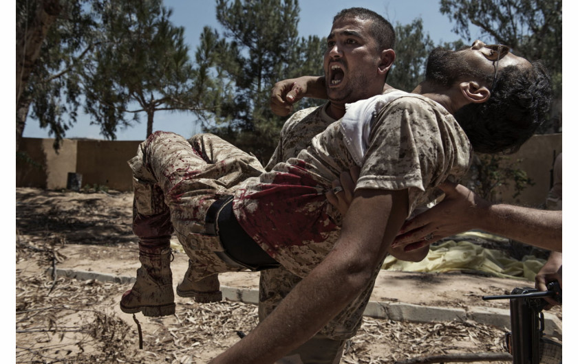 fot. Alessio Romenzi, We Are Not Taking Any Prisoners, 3. miejsce w kategorii General News / Stories.

Libijska Syrta, będąca jednym z trzech bastionów Państwa Islamskiego, została odbita jako pierwsza, w wyniku ofensywy przeprowadzonej przez Libijskie wojsko. Ofensywa trwała 7 miesięcy i zabrała życie 700 libijskich żołnierzy. Kolejnych 3000 zostało rannych.