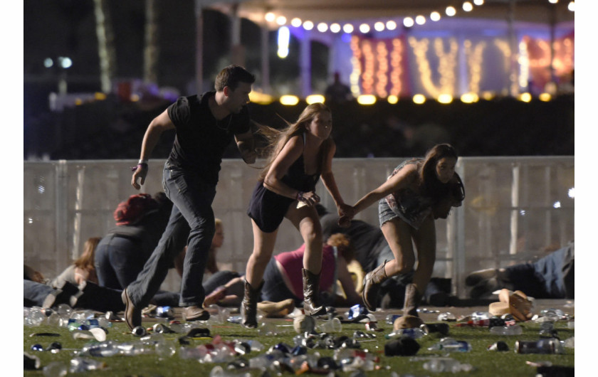 David Becker (Getty Images), I miejsce w kategorii Domestic News Picture Story | Strzelanina podczas festiwalu muzyki country w Mandalay Bay Resort i Casino  w Las Vegas w stanie Nevada (1 października 2017 r.). Gunman Stephen Paddock strzelał do tłumu zabijając 58 i raniąc ponad 500 osób.