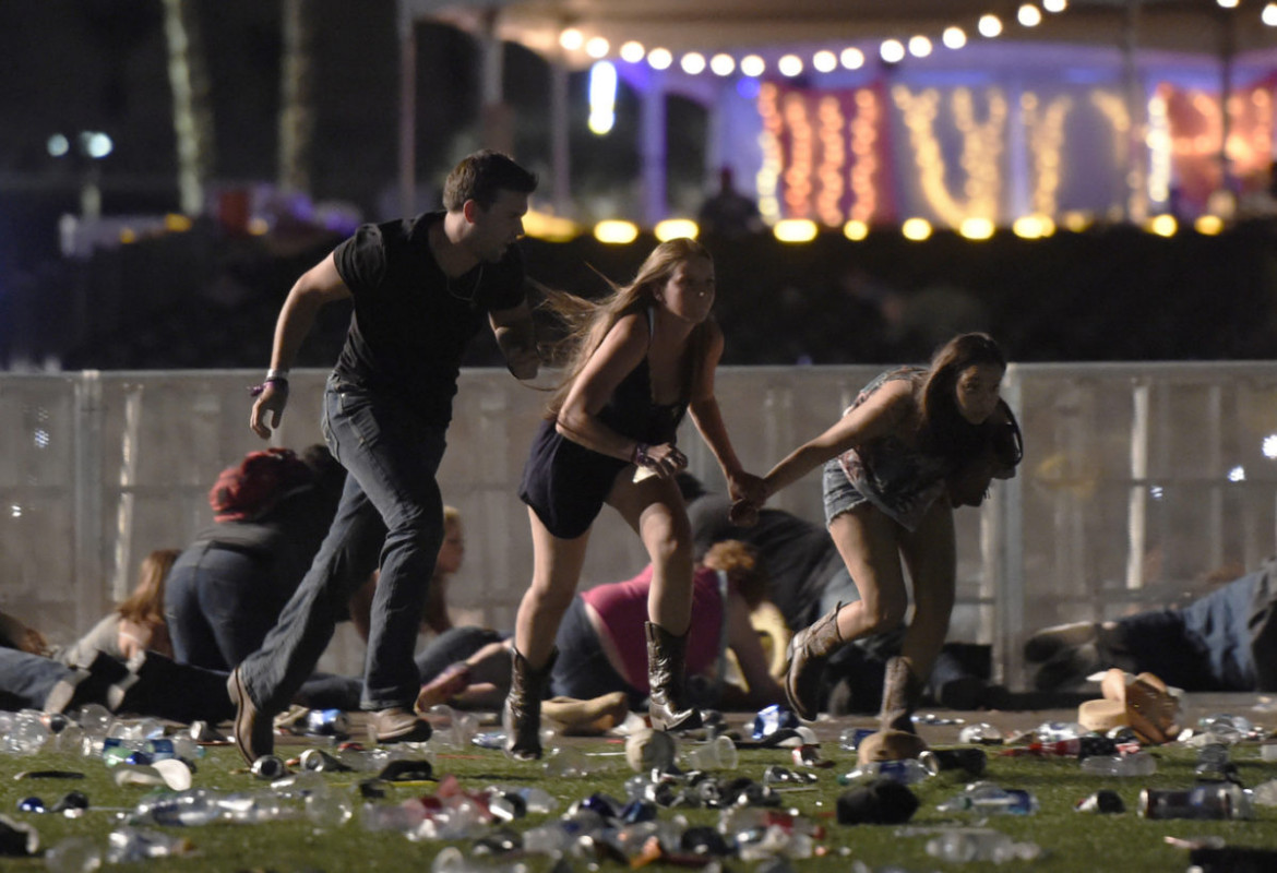 David Becker (Getty Images), I miejsce w kategorii "Domestic News Picture Story" | Strzelanina podczas festiwalu muzyki country w Mandalay Bay Resort i Casino  w Las Vegas w stanie Nevada (1 października 2017 r.). Gunman Stephen Paddock strzelał do tłumu zabijając 58 i raniąc ponad 500 osób.
