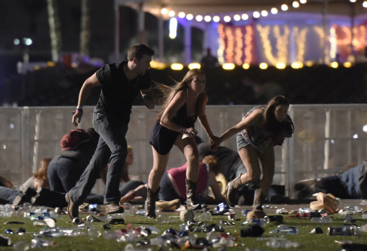 David Becker (Getty Images), I miejsce w kategorii "Domestic News Picture Story" | Strzelanina podczas festiwalu muzyki country w Mandalay Bay Resort i Casino w Las Vegas w stanie Nevada (1 października 2017 r.). Gunman Stephen Paddock strzelał do tłumu zabijając 58 i raniąc ponad 500 osób.