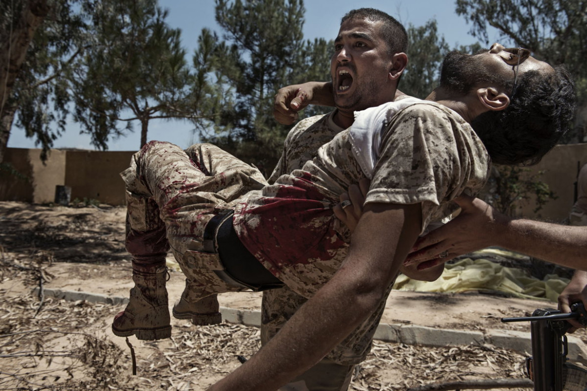 fot. Alessio Romenzi, "We Are Not Taking Any Prisoners", 3. miejsce w kategorii General News / Stories.

Libijska Syrta, będąca jednym z trzech bastionów Państwa Islamskiego, została odbita jako pierwsza, w wyniku ofensywy przeprowadzonej przez Libijskie wojsko. Ofensywa trwała 7 miesięcy i zabrała życie 700 libijskich żołnierzy. Kolejnych 3000 zostało rannych.