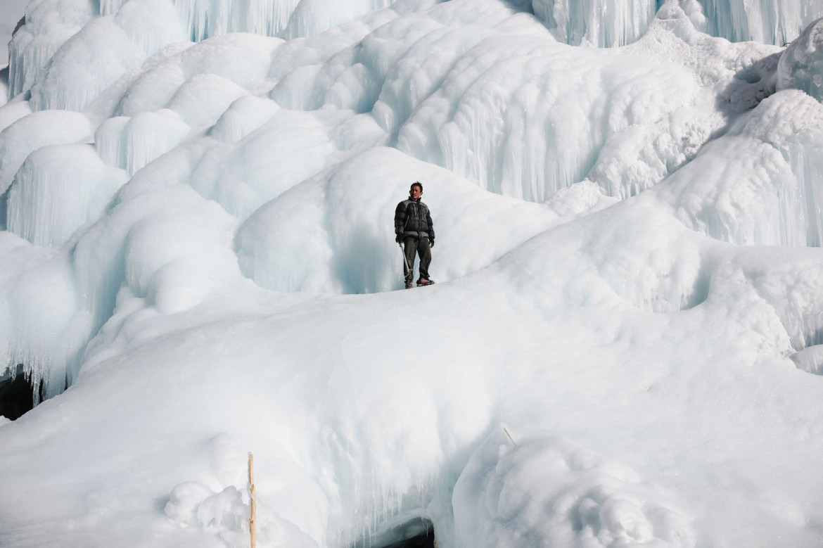 fot. Ciril Jazbec, Słowenia, z cyklu: "One Way to Fight Climate Change: Make Your Own Glaciers" dla National Geographic, nominacja w kategorii "Środowisko - seria zdjęć" / World Press Photo 2021<br></br><br></br>

Gdy himalajskie śniegi maleją, a lodowce ustępują, społeczności w regionie Ladakh w północnych Indiach budują ogromne lodowe stożki, które zapewniają wodę w lecie. Ladakh to zimna pustynia, z temperaturami zimą sięgającymi -30°C i średnimi opadami deszczu wynoszącymi około 100 milimetrów. Większość wiosek boryka się z dotkliwym brakiem wody, szczególnie w kluczowym okresie sadzenia roślin w kwietniu i maju. W 2013 roku Sonam Wangchuk, inżynier i innowator z Ladakhi, wymyślił metodę tworzenia sztucznych lodowców w formie stożkowatych zwałów lodu, przypominających buddyjskie stupy religijne. Lodowe stupy magazynują zimową wodę roztopową i powoli uwalniają ją wiosną, w okresie wegetacyjnym, kiedy jest ona najbardziej potrzebna do upraw. Stupy powstają w zimie, kiedy woda jest odprowadzana podziemnymi rurami z wyżej położonych terenów. Końcowy odcinek wznosi się pionowo, a różnica wysokości powoduje, że w temperaturach poniżej zera woda tryska na zewnątrz, zamarzając i tworząc stupę. Stupy zostały zbudowane w 26 wioskach w 2020 roku, a obecnie trwa budowa rurociągu, który ma stworzyć 50 kolejnych. Wangchuk, mówi, że stupy stanowią ostatnią szansę himalajskich społeczności górskich na walkę z kryzysem klimatycznym, ale nie powinny być traktowane jako rozwiązanie tego problemu: pozostaje to w gestii rządów krajowych, a także ludzi prowadzących przyjazny dla środowiska styl życia w celu zmniejszenia emisji.
