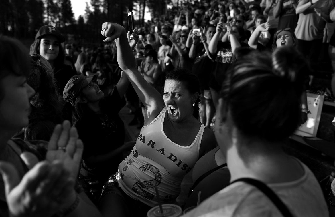 fot. Wally Skalij / LA Times, z cyklu "Rise from the Ashes", 1. miejsce w kategorii Sports<br></br><br></br>Paradise został prawie doszczętnie spalony, a 90% jego populacji zostało rozproszonych do miast w całych Stanach Zjednoczonych. Żywioł zatrzymał się na skraju boiska piłkarskiego Paradise High School, pozostawiając je oraz otaczające go budynki sportowe bez szwanku. Prawie wszyscy w drużynie stracili domy, ale mimo to gracze zaczęli wracać do drużyny, kiedy trener Rick Prinz na nowo rozpoczął treningi. Wszystkich połączyła misja odrodzenia zespołu i lokalnej społeczności.