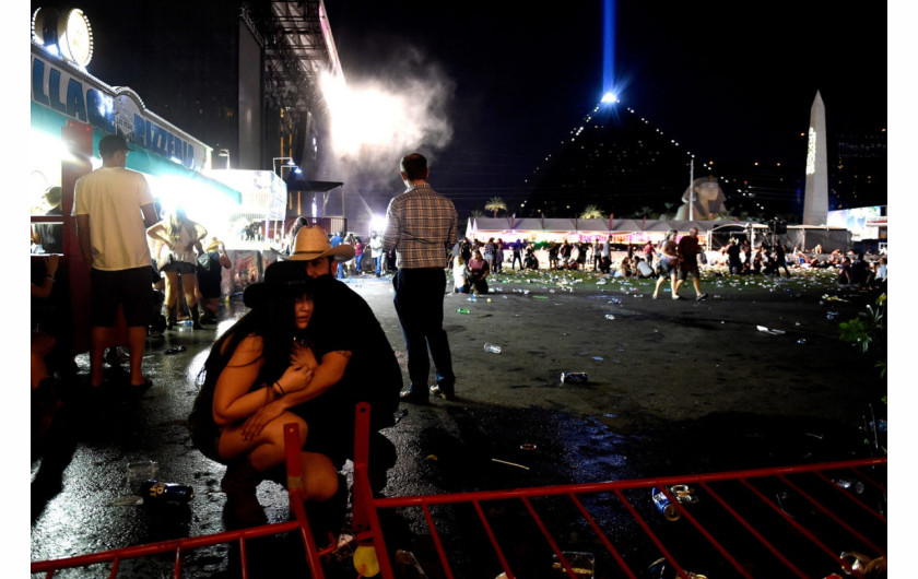 David Becker (Getty Images), I miejsce w kategorii Domestic News Picture Story | Strzelanina podczas festiwalu muzyki country w Mandalay Bay Resort i Casino  w Las Vegas w stanie Nevada (1 października 2017 r.). Gunman Stephen Paddock strzelał do tłumu zabijając 58 i raniąc ponad 500 osób.