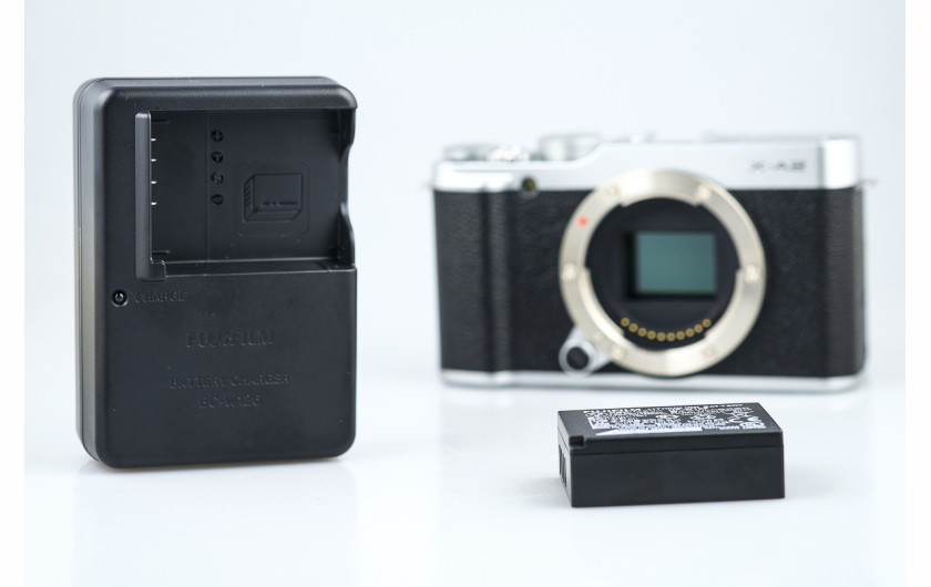 Fujifilm X-A2 - bateria i ładowarka