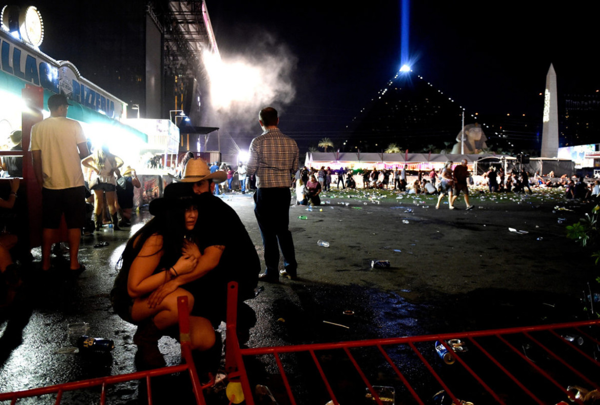 David Becker (Getty Images), I miejsce w kategorii "Domestic News Picture Story" | Strzelanina podczas festiwalu muzyki country w Mandalay Bay Resort i Casino  w Las Vegas w stanie Nevada (1 października 2017 r.). Gunman Stephen Paddock strzelał do tłumu zabijając 58 i raniąc ponad 500 osób.