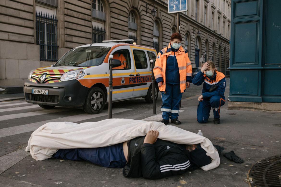 fot. Laurence Geai, Francja, z cyklu: "COVID-19 Pandemic in France", nominacja w kategorii "General news - seria zdjęć" / World Press Photo 2021<br></br><br></br>

Pierwsze potwierdzone przypadki zachorowań na COVID-19 w Europie odnotowano we Francji w dniu 24 stycznia. Szybko pojawiły się doniesienia o zakażeniach w innych krajach europejskich, a 13 marca Światowa Organizacja Zdrowia ogłosiła Europę epicentrum pandemii. Do końca marca w Paryżu i na jego przedmieściach odnotowano ponad jedną czwartą z 29 000 potwierdzonych zakażeń we francuskich szpitalach, z czego 1300 osób przebywało na intensywnej terapii. Między 17 marca a 11 maja Francja ogłosiła lockdown, a ograniczenia w Paryżu przedłużono do 14 czerwca. Zamknięto szkoły, kawiarnie, restauracje, sklepy i budynki użyteczności publicznej, a osoby przebywające poza domem musiały mieć przy sobie dowód tożsamości i podpisane oświadczenie o podróżowaniu. Domy opieki zostały zamknięte dla odwiedzających. Hospitalizacje osiągnęły szczyt w kwietniu, kiedy to 7,148 osób znalazło się na intensywnej terapii, podczas gdy pojemność oddziałów wynosiła tylko 5,000. Specjalnie przystosowane pociągi przewoziły pacjentów z przepełnionych szpitali do regionów, w których było mniej przypadków, a francuskie wojsko lotnicze przewoziło krytyczne przypadki ze wschodniej Francji do szpitali w sąsiednich krajach. W miarę wzrostu liczby zgonów kostnice zapełniały się po brzegi, a w miejscach takich jak hala chłodnicza paryskiego rynku hurtowego żywności Rungis otwierano doraźne kostnice. Domom pogrzebowym nakazano natychmiastowe pochowanie lub skremowanie ciał, bez żadnych ceremonii pogrzebowych, bez niczyjej obecności.
