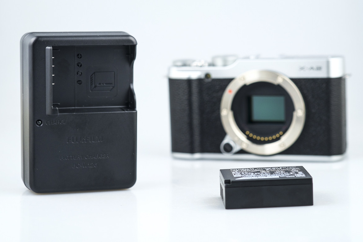 Fujifilm X-A2 - bateria i ładowarka
