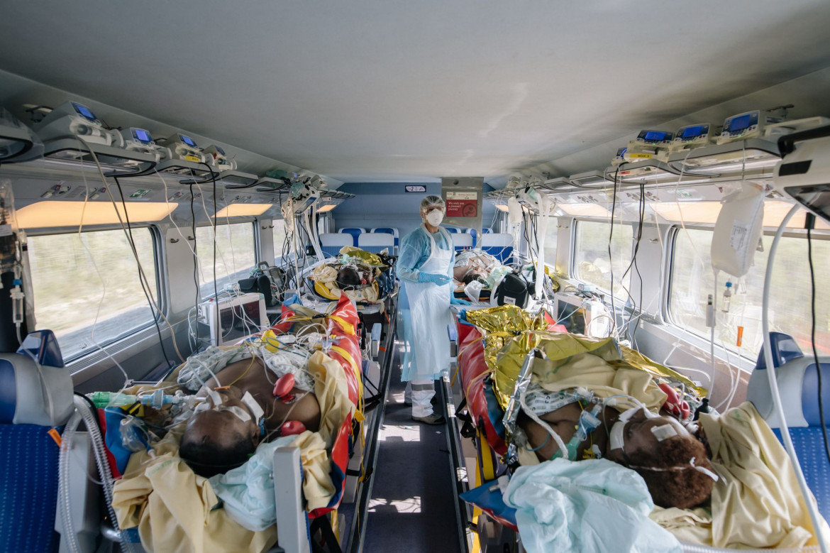 fot. Laurence Geai, Francja, z cyklu: "COVID-19 Pandemic in France", 3 miejsce w kategorii "General news - seria zdjęć" / World Press Photo 2021<br></br><br></br>

Pierwsze potwierdzone przypadki zachorowań na COVID-19 w Europie odnotowano we Francji w dniu 24 stycznia. Szybko pojawiły się doniesienia o zakażeniach w innych krajach europejskich, a 13 marca Światowa Organizacja Zdrowia ogłosiła Europę epicentrum pandemii. Do końca marca w Paryżu i na jego przedmieściach odnotowano ponad jedną czwartą z 29 000 potwierdzonych zakażeń we francuskich szpitalach, z czego 1300 osób przebywało na intensywnej terapii. Między 17 marca a 11 maja Francja ogłosiła lockdown, a ograniczenia w Paryżu przedłużono do 14 czerwca. Zamknięto szkoły, kawiarnie, restauracje, sklepy i budynki użyteczności publicznej, a osoby przebywające poza domem musiały mieć przy sobie dowód tożsamości i podpisane oświadczenie o podróżowaniu. Domy opieki zostały zamknięte dla odwiedzających. Hospitalizacje osiągnęły szczyt w kwietniu, kiedy to 7,148 osób znalazło się na intensywnej terapii, podczas gdy pojemność oddziałów wynosiła tylko 5,000. Specjalnie przystosowane pociągi przewoziły pacjentów z przepełnionych szpitali do regionów, w których było mniej przypadków, a francuskie wojsko lotnicze przewoziło krytyczne przypadki ze wschodniej Francji do szpitali w sąsiednich krajach. W miarę wzrostu liczby zgonów kostnice zapełniały się po brzegi, a w miejscach takich jak hala chłodnicza paryskiego rynku hurtowego żywności Rungis otwierano doraźne kostnice. Domom pogrzebowym nakazano natychmiastowe pochowanie lub skremowanie ciał, bez żadnych ceremonii pogrzebowych, bez niczyjej obecności.
