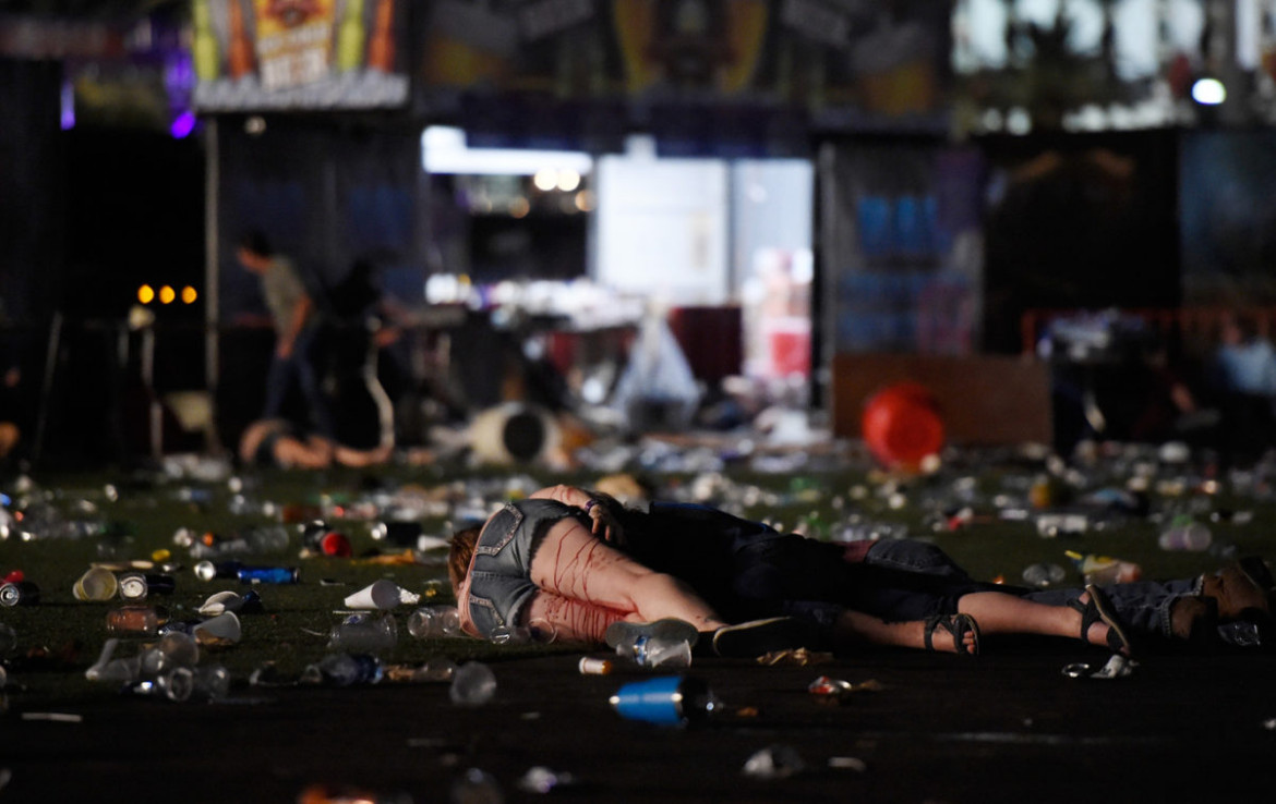 David Becker (Getty Images), I miejsce w kategorii "Domestic News Picture Story" | Strzelanina podczas festiwalu muzyki country w Mandalay Bay Resort i Casino  w Las Vegas w stanie Nevada (1 października 2017 r.). Gunman Stephen Paddock strzelał do tłumu zabijając 58 i raniąc ponad 500 osób.