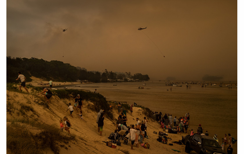 fot. Matthew Abbot / Panos Pictures, z cyklu Australia’s Bushfire Crisis, 2. miejsce w kategorii Spot NewsCoroczny sezon pożarów w Australii rozpoczął się wcześniej i był jeszcze bardziej dotkliwy. Z szalejącymi pożarami, walczyła głównie straż ochotnicza, starając się ratować Nową Południową Walię i Wiktorię, a także obszary w Południowej Australii i Queensland. Ponad 30 osób zostało zabitych, 3000 domów spłonęło, a około 12 milionów hektarów ziemi zostało pochłoniętych przez żywioł.Naukowcy oszacowali, że zginęło do miliard zwierząt, a ponad 50% lasów deszczowych Gondwany zostało bezpowrotnie utraconych. W grudniu, podczas gdy intensywność i szybkość rozprzestrzeniania się wielu pożarów wzrosła, premier Australii Scott Morrison pojechał na wakacje na Hawaje i został poproszony o powrót dopiero po śmierci dwóch ochotników straży pożarnej. Nadal jest zwolennikiem polityki pro-kopalnej i nie widzi związku pożarów z kryzysem klimatycznym.