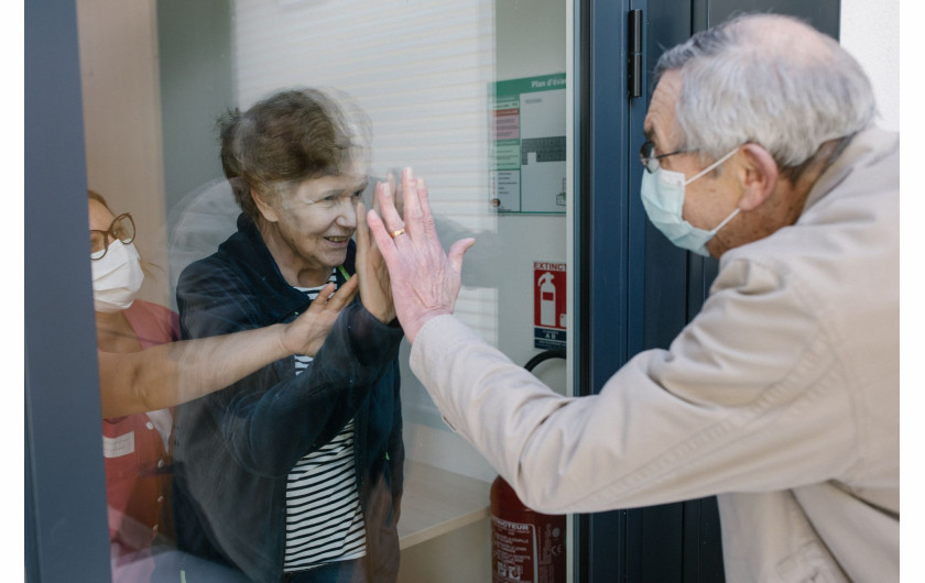 fot. Laurence Geai, Francja, z cyklu: COVID-19 Pandemic in France, 3 miejsce w kategorii General news - seria zdjęć / World Press Photo 2021

Pierwsze potwierdzone przypadki zachorowań na COVID-19 w Europie odnotowano we Francji w dniu 24 stycznia. Szybko pojawiły się doniesienia o zakażeniach w innych krajach europejskich, a 13 marca Światowa Organizacja Zdrowia ogłosiła Europę epicentrum pandemii. Do końca marca w Paryżu i na jego przedmieściach odnotowano ponad jedną czwartą z 29 000 potwierdzonych zakażeń we francuskich szpitalach, z czego 1300 osób przebywało na intensywnej terapii. Między 17 marca a 11 maja Francja ogłosiła lockdown, a ograniczenia w Paryżu przedłużono do 14 czerwca. Zamknięto szkoły, kawiarnie, restauracje, sklepy i budynki użyteczności publicznej, a osoby przebywające poza domem musiały mieć przy sobie dowód tożsamości i podpisane oświadczenie o podróżowaniu. Domy opieki zostały zamknięte dla odwiedzających. Hospitalizacje osiągnęły szczyt w kwietniu, kiedy to 7,148 osób znalazło się na intensywnej terapii, podczas gdy pojemność oddziałów wynosiła tylko 5,000. Specjalnie przystosowane pociągi przewoziły pacjentów z przepełnionych szpitali do regionów, w których było mniej przypadków, a francuskie wojsko lotnicze przewoziło krytyczne przypadki ze wschodniej Francji do szpitali w sąsiednich krajach. W miarę wzrostu liczby zgonów kostnice zapełniały się po brzegi, a w miejscach takich jak hala chłodnicza paryskiego rynku hurtowego żywności Rungis otwierano doraźne kostnice. Domom pogrzebowym nakazano natychmiastowe pochowanie lub skremowanie ciał, bez żadnych ceremonii pogrzebowych, bez niczyjej obecności.
