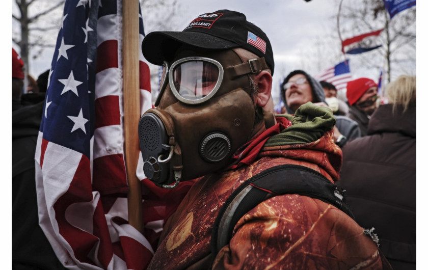 Członek tłumu popierającego Trumpa, który zaatakował Kapitol, nosi maskę gazową na zachodnim froncie Kapitolu, głównego punktu wejścia dla wielu, którzy naruszyli zabezpieczenia budynku 6 stycznia 2021 roku w Waszyngtonie. fot. Spencer Platt, Getty Images / Pulitzer Prize 2021 for Breaking News Photography