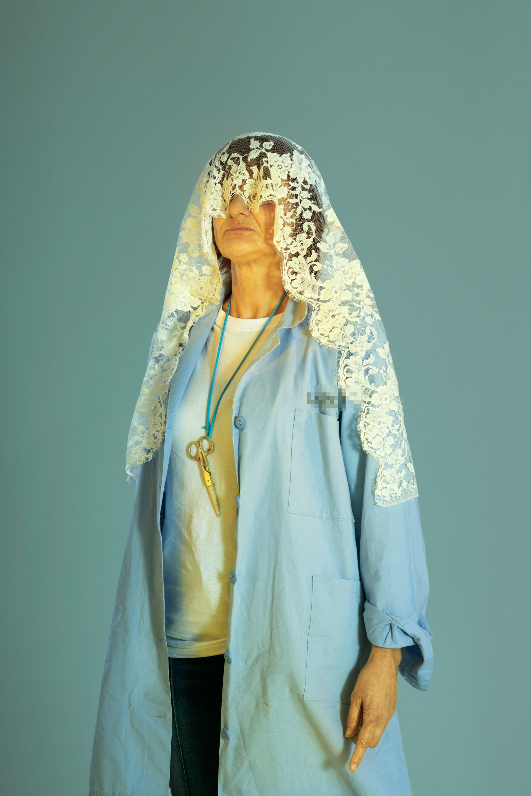 Fot. Matilde Piazzi i Nadia Del Frate, "Portrait of Pierangela Cernera knows as Piera" / Female in Focus x Nikon vol. 5<br></br>Zdjęcie pochodzi z serii Sorelle d'Italia: The Luxury of Resistance, która opowiada historię pracownic La Perla - luksusowej marki bielizny założonej w 1954 r. w Bolonii przez pionierkę kobiecej przedsiębiorczości. Po kilku przejęciach, firma stanęła na progu niewypłacalności, pozostawiając 218 pracowników na urlopie bezterminowym. We wrześniu 2023 roku grupa pracowników rozpoczęła feministyczny i artystyczny protest obronie miejsc pracy i własnej autonomii.