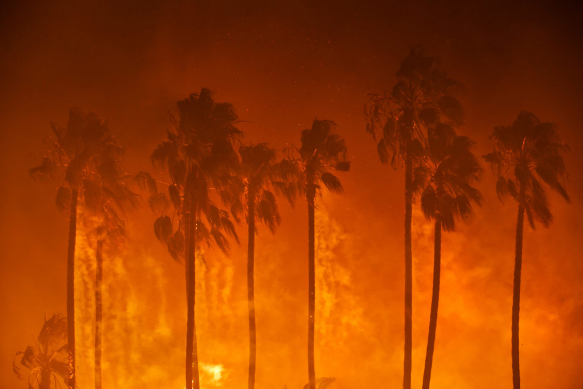 Marcus Yam (Los Angeles Times), II miejsce w kategorii "Domestic News Picture Story" | 4 grudnia 2017 r. w pobliżu Thomas Aquinas College w Santa Paula wybuchł mały pożar, który rozprzestrzenił się w jeden z największych pożarów w Kalifornii, spalając ponad 280 000 akrów.