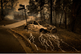 fot. Matthew Abbot / Panos Pictures, z cyklu "Australia’s Bushfire Crisis", 2. miejsce w kategorii Spot News<br></br><br></br>Coroczny sezon pożarów w Australii rozpoczął się wcześniej i był jeszcze bardziej dotkliwy. Z szalejącymi pożarami, walczyła głównie straż ochotnicza, starając się ratować Nową Południową Walię i Wiktorię, a także obszary w Południowej Australii i Queensland. Ponad 30 osób zostało zabitych, 3000 domów spłonęło, a około 12 milionów hektarów ziemi zostało pochłoniętych przez żywioł.Naukowcy oszacowali, że zginęło do miliard zwierząt, a ponad 50% lasów deszczowych Gondwany zostało bezpowrotnie utraconych. W grudniu, podczas gdy intensywność i szybkość rozprzestrzeniania się wielu pożarów wzrosła, premier Australii Scott Morrison pojechał na wakacje na Hawaje i został poproszony o powrót dopiero po śmierci dwóch ochotników straży pożarnej. Nadal jest zwolennikiem polityki pro-kopalnej i nie widzi związku pożarów z kryzysem klimatycznym.