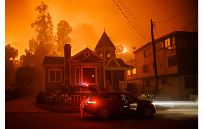 Marcus Yam (Los Angeles Times), II miejsce w kategorii Domestic News Picture Story | 4 grudnia 2017 r. w pobliżu Thomas Aquinas College w Santa Paula wybuchł mały pożar, który rozprzestrzenił się w jeden z największych pożarów w Kalifornii, spalając ponad 280 000 akrów.