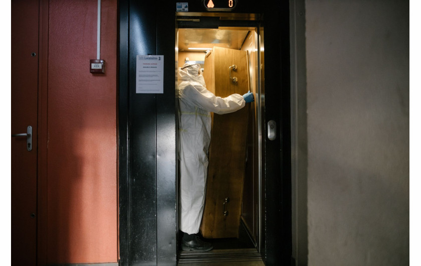 fot. Laurence Geai, Francja, z cyklu: COVID-19 Pandemic in France, nominacja w kategorii General news - seria zdjęć / World Press Photo 2021

Pierwsze potwierdzone przypadki zachorowań na COVID-19 w Europie odnotowano we Francji w dniu 24 stycznia. Szybko pojawiły się doniesienia o zakażeniach w innych krajach europejskich, a 13 marca Światowa Organizacja Zdrowia ogłosiła Europę epicentrum pandemii. Do końca marca w Paryżu i na jego przedmieściach odnotowano ponad jedną czwartą z 29 000 potwierdzonych zakażeń we francuskich szpitalach, z czego 1300 osób przebywało na intensywnej terapii. Między 17 marca a 11 maja Francja ogłosiła lockdown, a ograniczenia w Paryżu przedłużono do 14 czerwca. Zamknięto szkoły, kawiarnie, restauracje, sklepy i budynki użyteczności publicznej, a osoby przebywające poza domem musiały mieć przy sobie dowód tożsamości i podpisane oświadczenie o podróżowaniu. Domy opieki zostały zamknięte dla odwiedzających. Hospitalizacje osiągnęły szczyt w kwietniu, kiedy to 7,148 osób znalazło się na intensywnej terapii, podczas gdy pojemność oddziałów wynosiła tylko 5,000. Specjalnie przystosowane pociągi przewoziły pacjentów z przepełnionych szpitali do regionów, w których było mniej przypadków, a francuskie wojsko lotnicze przewoziło krytyczne przypadki ze wschodniej Francji do szpitali w sąsiednich krajach. W miarę wzrostu liczby zgonów kostnice zapełniały się po brzegi, a w miejscach takich jak hala chłodnicza paryskiego rynku hurtowego żywności Rungis otwierano doraźne kostnice. Domom pogrzebowym nakazano natychmiastowe pochowanie lub skremowanie ciał, bez żadnych ceremonii pogrzebowych, bez niczyjej obecności.
