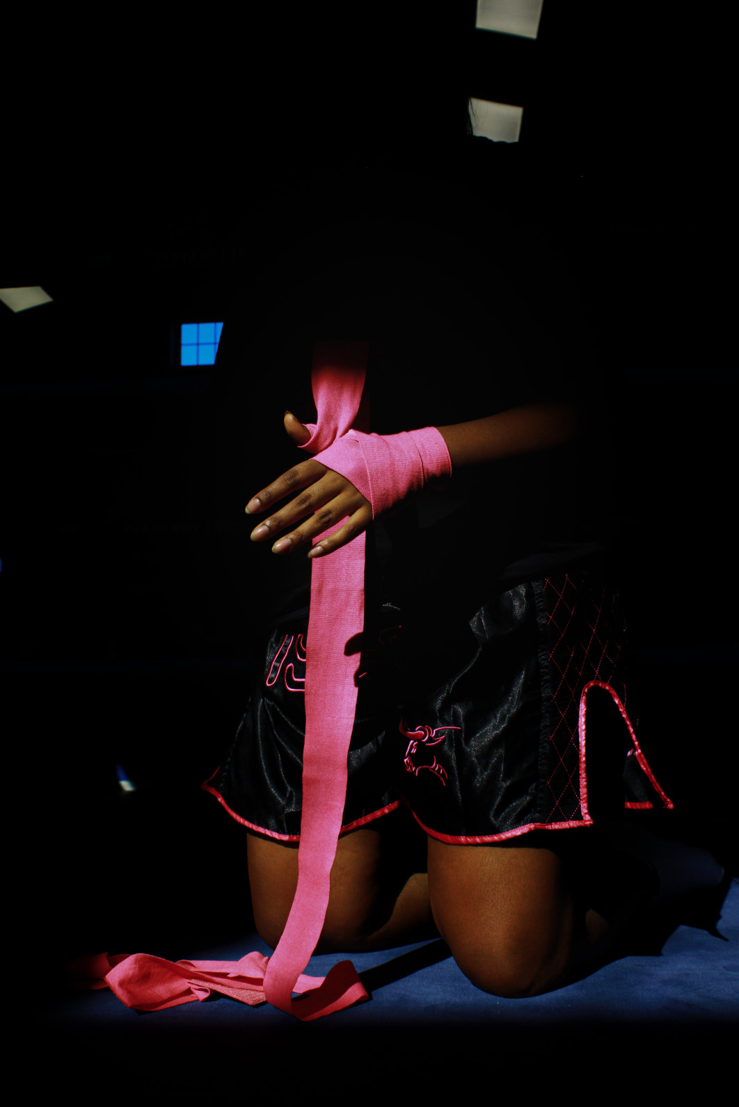Fot. Fatimah Mujtaba, "The Lutadoras" / Female in Focus x Nikon vol. 5<br></br>Obraz powstały w ramach serii celebrującej młode kobiety w sztukach walki - odzwierciedla nowe początki poprzez sprawność fizyczną. Nie każda aktywność rozpoczyna się w radosny sposób. Dla bohaterki zdjęcia boks stał się sposobem na radzenie sobie z gniewem i lękami. Lekcje boksu dla kobiet w Fight for Peace we wschodnim Londynie oferują przestrzeń dla wrażliwości, pozwalając na rozwój charakteru.
