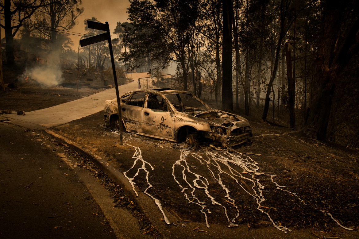 fot. Matthew Abbot / Panos Pictures, z cyklu "Australia’s Bushfire Crisis", 2. miejsce w kategorii Spot News<br></br><br></br>Coroczny sezon pożarów w Australii rozpoczął się wcześniej i był jeszcze bardziej dotkliwy. Z szalejącymi pożarami, walczyła głównie straż ochotnicza, starając się ratować Nową Południową Walię i Wiktorię, a także obszary w Południowej Australii i Queensland. Ponad 30 osób zostało zabitych, 3000 domów spłonęło, a około 12 milionów hektarów ziemi zostało pochłoniętych przez żywioł.Naukowcy oszacowali, że zginęło do miliard zwierząt, a ponad 50% lasów deszczowych Gondwany zostało bezpowrotnie utraconych. W grudniu, podczas gdy intensywność i szybkość rozprzestrzeniania się wielu pożarów wzrosła, premier Australii Scott Morrison pojechał na wakacje na Hawaje i został poproszony o powrót dopiero po śmierci dwóch ochotników straży pożarnej. Nadal jest zwolennikiem polityki pro-kopalnej i nie widzi związku pożarów z kryzysem klimatycznym.