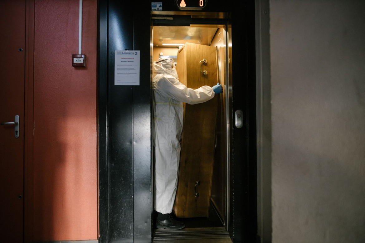 fot. Laurence Geai, Francja, z cyklu: "COVID-19 Pandemic in France", nominacja w kategorii "General news - seria zdjęć" / World Press Photo 2021<br></br><br></br>
Pierwsze potwierdzone przypadki zachorowań na COVID-19 w Europie odnotowano we Francji w dniu 24 stycznia. Szybko pojawiły się doniesienia o zakażeniach w innych krajach europejskich, a 13 marca Światowa Organizacja Zdrowia ogłosiła Europę epicentrum pandemii. Do końca marca w Paryżu i na jego przedmieściach odnotowano ponad jedną czwartą z 29 000 potwierdzonych zakażeń we francuskich szpitalach, z czego 1300 osób przebywało na intensywnej terapii. Między 17 marca a 11 maja Francja ogłosiła lockdown, a ograniczenia w Paryżu przedłużono do 14 czerwca. Zamknięto szkoły, kawiarnie, restauracje, sklepy i budynki użyteczności publicznej, a osoby przebywające poza domem musiały mieć przy sobie dowód tożsamości i podpisane oświadczenie o podróżowaniu. Domy opieki zostały zamknięte dla odwiedzających. Hospitalizacje osiągnęły szczyt w kwietniu, kiedy to 7,148 osób znalazło się na intensywnej terapii, podczas gdy pojemność oddziałów wynosiła tylko 5,000. Specjalnie przystosowane pociągi przewoziły pacjentów z przepełnionych szpitali do regionów, w których było mniej przypadków, a francuskie wojsko lotnicze przewoziło krytyczne przypadki ze wschodniej Francji do szpitali w sąsiednich krajach. W miarę wzrostu liczby zgonów kostnice zapełniały się po brzegi, a w miejscach takich jak hala chłodnicza paryskiego rynku hurtowego żywności Rungis otwierano doraźne kostnice. Domom pogrzebowym nakazano natychmiastowe pochowanie lub skremowanie ciał, bez żadnych ceremonii pogrzebowych, bez niczyjej obecności.