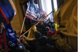 Zwolennicy prezydenta USA Donalda Trumpa walczą o drogę do Kapitolu USA przy wschodnich drzwiach sąsiadujących z Rotundą, 6 stycznia 2021 r. w Waszyngtonie. fot. Win, McNamee, Getty Images / Pulitzer Prize 2021 for Breaking News Photography