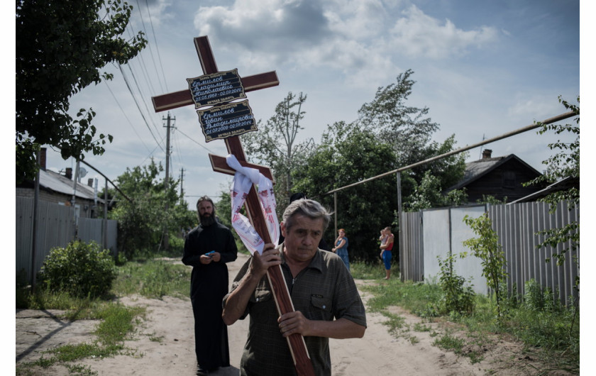 fot. Valery Melnikov, Black Days of Ukraine, 1. miejsce w kategorii Long-Term Project.

Trwający od 2014 roku konflikt w Donbasie to dramat zwykłych ludzi. Klęska nawiedziła ich nieoczekiwanie, przynosząc śmierć i zniszczenie tysiącom osób.