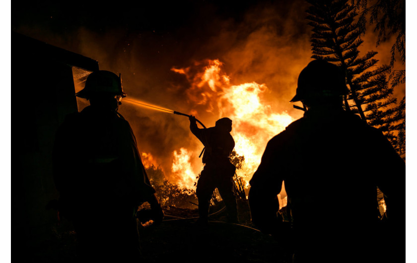 Marcus Yam (Los Angeles Times), II miejsce w kategorii Domestic News Picture Story | 4 grudnia 2017 r. w pobliżu Thomas Aquinas College w Santa Paula wybuchł mały pożar, który rozprzestrzenił się w jeden z największych pożarów w Kalifornii, spalając ponad 280 000 akrów.