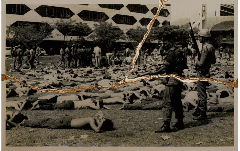 fot. Charinthorn Rachurutchata, z cyklu The Will to Remember





Archiwalne zdjęcie masakry z 6 października 1976 r. w Bangkoku, Tajlandia. Thongchai Winichakul, przywódca studentów w czasie masakry, relacjonuje, że widział ludzi leżących na ziemi, nie zdając sobie sprawy, że niektórzy z nich nie żyją.



W projekcie zestawiono archiwalne zdjęcia masakry studentów na Uniwersytecie Thammasat w Bangkoku z 6 października 1976 r. z fotografiami, które Rachurutchata wykonał podczas protestów w Tajlandii w latach 2020-2022, aby zrozumieć przyczyny współczesnych protestów. Fotograf naśladuje japońską sztukę kintsugi, rozdzierając zdjęcia, a następnie naprawiając je lakierem i sproszkowanym złotem. Rachurutchata wykorzystuje kintsugi, by symbolizować przemianę traumy w nadzieję na lepszą przyszłość.