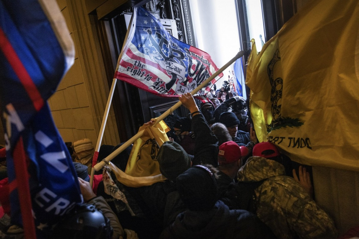 Zwolennicy prezydenta USA Donalda Trumpa walczą o drogę do Kapitolu USA przy wschodnich drzwiach sąsiadujących z Rotundą, 6 stycznia 2021 r. w Waszyngtonie. fot. Win, McNamee, Getty Images / Pulitzer Prize 2021 for Breaking News Photography