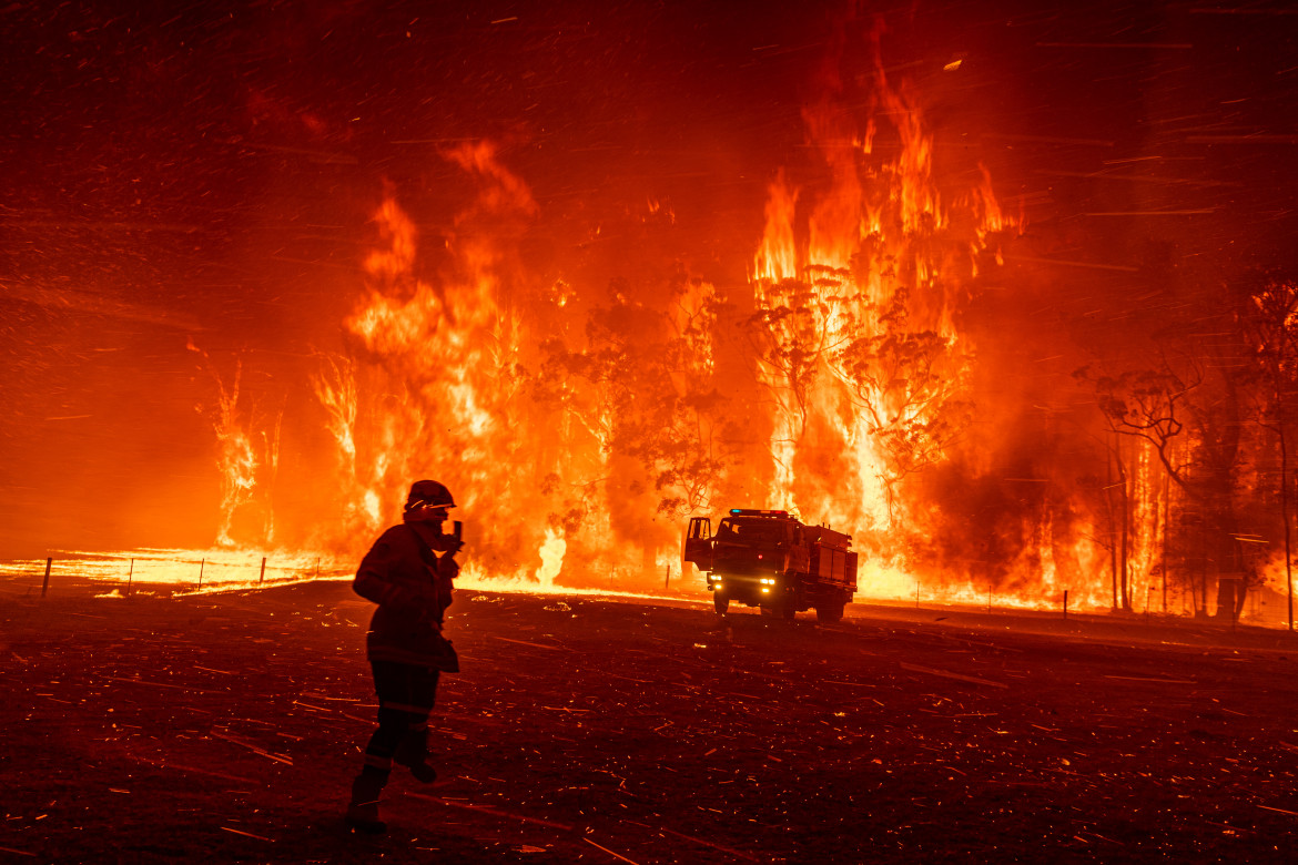 fot. Matthew Abbot / Panos Pictures, z cyklu "Australia’s Bushfire Crisis", 2. miejsce w kategorii Spot News<br></br><br></br>Coroczny sezon pożarów w Australii rozpoczął się wcześniej i był jeszcze bardziej dotkliwy. Z szalejącymi pożarami, walczyła głównie straż ochotnicza, starając się ratować Nową Południową Walię i Wiktorię, a także obszary w Południowej Australii i Queensland. Ponad 30 osób zostało zabitych, 3000 domów spłonęło, a około 12 milionów hektarów ziemi zostało pochłoniętych przez żywioł.Naukowcy oszacowali, że zginęło do miliard zwierząt, a ponad 50% lasów deszczowych Gondwany zostało bezpowrotnie utraconych. W grudniu, podczas gdy intensywność i szybkość rozprzestrzeniania się wielu pożarów wzrosła, premier Australii Scott Morrison pojechał na wakacje na Hawaje i został poproszony o powrót dopiero po śmierci dwóch ochotników straży pożarnej. Nadal jest zwolennikiem polityki pro-kopalnej i nie widzi związku pożarów z kryzysem klimatycznym.