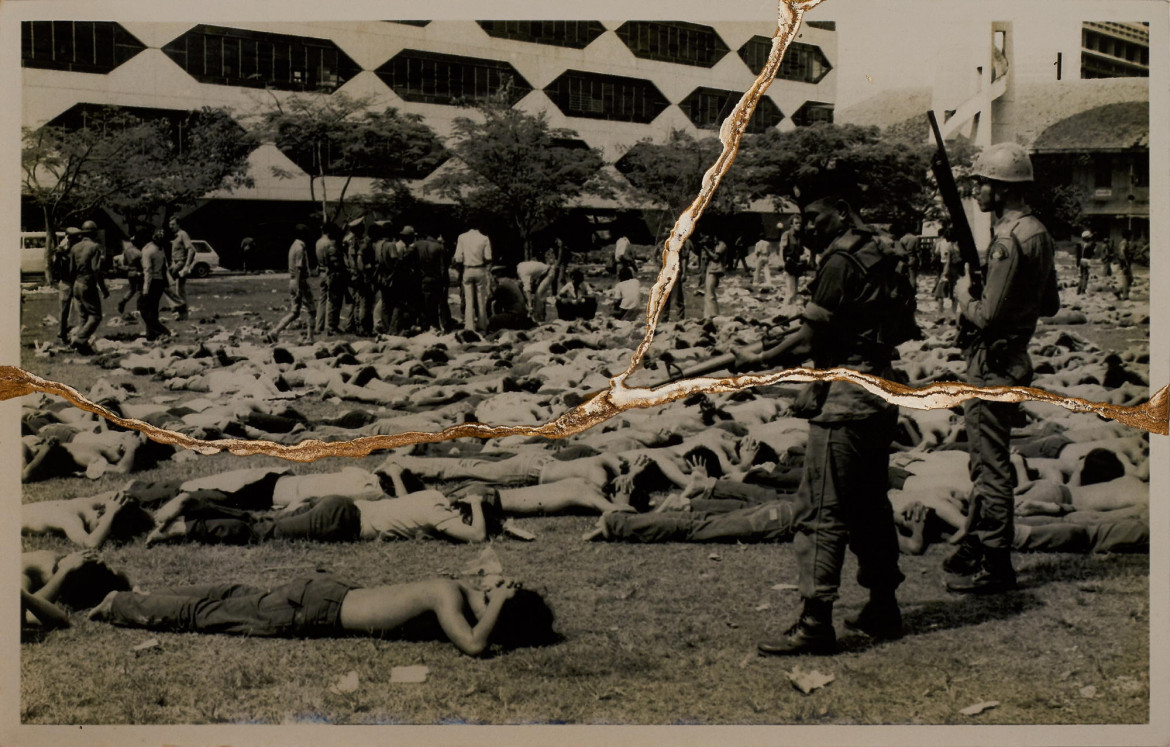 fot. Charinthorn Rachurutchata, z cyklu "The Will to Remember"



<br><br>

Archiwalne zdjęcie masakry z 6 października 1976 r. w Bangkoku, Tajlandia. Thongchai Winichakul, przywódca studentów w czasie masakry, relacjonuje, że widział ludzi leżących na ziemi, nie zdając sobie sprawy, że niektórzy z nich nie żyją.

<br><br>

W projekcie zestawiono archiwalne zdjęcia masakry studentów na Uniwersytecie Thammasat w Bangkoku z 6 października 1976 r. z fotografiami, które Rachurutchata wykonał podczas protestów w Tajlandii w latach 2020-2022, aby zrozumieć przyczyny współczesnych protestów. Fotograf naśladuje japońską sztukę kintsugi, rozdzierając zdjęcia, a następnie naprawiając je lakierem i sproszkowanym złotem. Rachurutchata wykorzystuje kintsugi, by symbolizować przemianę traumy w nadzieję na lepszą przyszłość.