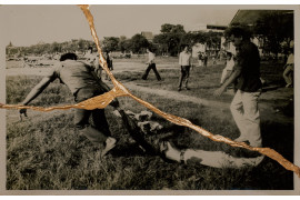 fot. Charinthorn Rachurutchata, z cyklu "The Will to Remember"



<br><br>

Archiwalne zdjęcie masakry z 6 października 1976 r. w Bangkoku, Tajlandia.

<br><br>

W projekcie zestawiono archiwalne zdjęcia masakry studentów na Uniwersytecie Thammasat w Bangkoku z 6 października 1976 r. z fotografiami, które Rachurutchata wykonał podczas protestów w Tajlandii w latach 2020-2022, aby zrozumieć przyczyny współczesnych protestów. Fotograf naśladuje japońską sztukę kintsugi, rozdzierając zdjęcia, a następnie naprawiając je lakierem i sproszkowanym złotem. Rachurutchata wykorzystuje kintsugi, by symbolizować przemianę traumy w nadzieję na lepszą przyszłość.