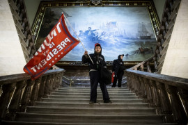 Nicholas Rodean macha flagą „Trump Is My President” podczas schodzenia po schodach w pobliżu Sali Senatu w Kapitolu, 6 stycznia 2021 r. w Waszyngtonie. fot. Win McNamee, Getty Images / Pulitzer Prize 2021 for Breaking News Photography