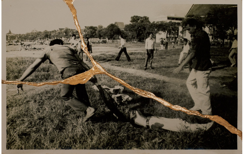 fot. Charinthorn Rachurutchata, z cyklu The Will to Remember





Archiwalne zdjęcie masakry z 6 października 1976 r. w Bangkoku, Tajlandia.



W projekcie zestawiono archiwalne zdjęcia masakry studentów na Uniwersytecie Thammasat w Bangkoku z 6 października 1976 r. z fotografiami, które Rachurutchata wykonał podczas protestów w Tajlandii w latach 2020-2022, aby zrozumieć przyczyny współczesnych protestów. Fotograf naśladuje japońską sztukę kintsugi, rozdzierając zdjęcia, a następnie naprawiając je lakierem i sproszkowanym złotem. Rachurutchata wykorzystuje kintsugi, by symbolizować przemianę traumy w nadzieję na lepszą przyszłość.