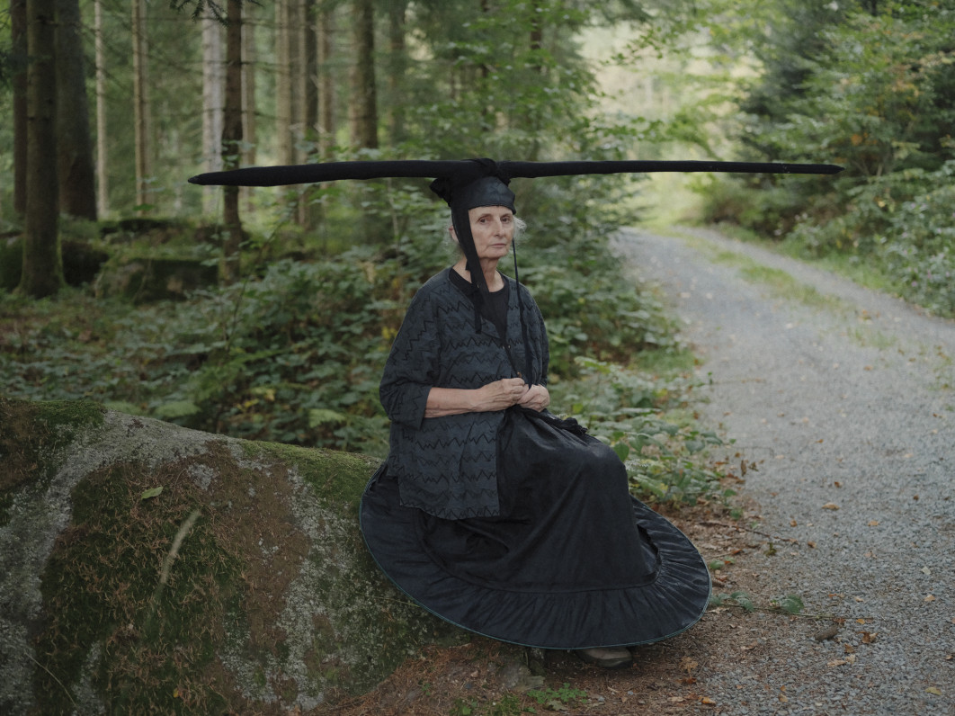 Fot. Camilla Greenwell, "Gertraud Platschek" / Female in Focus x Nikon vol. 5<br></br>Tego lata pojechałem do Niemiec, aby stworzyć serię zdjęć i krótki film z Gertraud Platschek - artystką, której prace podziwiam od lat. Przekształca ona materiały codziennego użytku w rzeźby i sztukę do noszenia. Jej prace często stają się częścią performansów, które cechują się absurdalnym humorem.