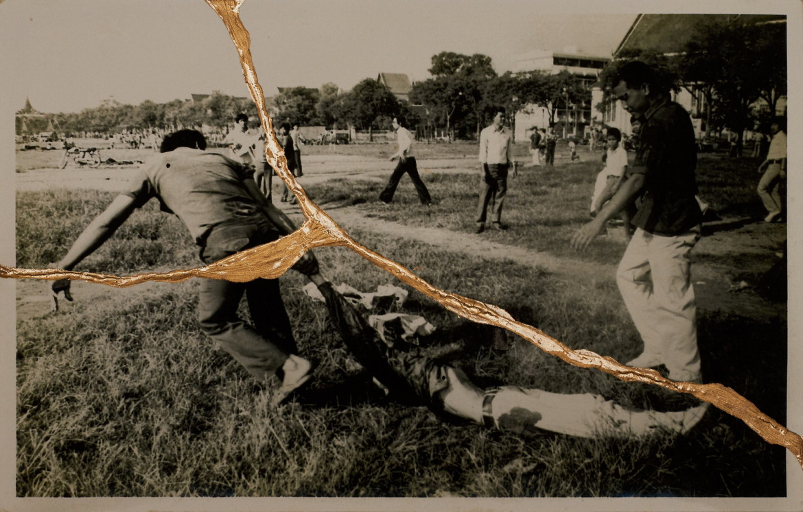 fot. Charinthorn Rachurutchata, z cyklu "The Will to Remember"



<br><br>

Archiwalne zdjęcie masakry z 6 października 1976 r. w Bangkoku, Tajlandia.

<br><br>

W projekcie zestawiono archiwalne zdjęcia masakry studentów na Uniwersytecie Thammasat w Bangkoku z 6 października 1976 r. z fotografiami, które Rachurutchata wykonał podczas protestów w Tajlandii w latach 2020-2022, aby zrozumieć przyczyny współczesnych protestów. Fotograf naśladuje japońską sztukę kintsugi, rozdzierając zdjęcia, a następnie naprawiając je lakierem i sproszkowanym złotem. Rachurutchata wykorzystuje kintsugi, by symbolizować przemianę traumy w nadzieję na lepszą przyszłość.
