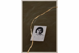 fot. Charinthorn Rachurutchata, z cyklu "The Will to Remember"



<br><br>

Zdjęcie Wimonwana Rungthongbaisuri, jednego ze studentów zabitych podczas masakry 6 października 1976 r., w rzece Chao Phraya. Wielu studentów zostało zmuszonych do wycofania się do rzeki i przepłynięcia jej. Niektórzy studenci zostali zastrzeleni w rzece przez łodzie policyjne, inni utonęli. 

<br><br>

W projekcie zestawiono archiwalne zdjęcia masakry studentów na Uniwersytecie Thammasat w Bangkoku z 6 października 1976 r. z fotografiami, które Rachurutchata wykonał podczas protestów w Tajlandii w latach 2020-2022, aby zrozumieć przyczyny współczesnych protestów. Fotograf naśladuje japońską sztukę kintsugi, rozdzierając zdjęcia, a następnie naprawiając je lakierem i sproszkowanym złotem. Rachurutchata wykorzystuje kintsugi, by symbolizować przemianę traumy w nadzieję na lepszą przyszłość.