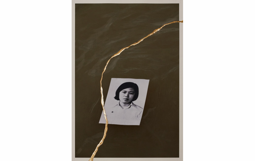 fot. Charinthorn Rachurutchata, z cyklu The Will to Remember





Zdjęcie Wimonwana Rungthongbaisuri, jednego ze studentów zabitych podczas masakry 6 października 1976 r., w rzece Chao Phraya. Wielu studentów zostało zmuszonych do wycofania się do rzeki i przepłynięcia jej. Niektórzy studenci zostali zastrzeleni w rzece przez łodzie policyjne, inni utonęli. 



W projekcie zestawiono archiwalne zdjęcia masakry studentów na Uniwersytecie Thammasat w Bangkoku z 6 października 1976 r. z fotografiami, które Rachurutchata wykonał podczas protestów w Tajlandii w latach 2020-2022, aby zrozumieć przyczyny współczesnych protestów. Fotograf naśladuje japońską sztukę kintsugi, rozdzierając zdjęcia, a następnie naprawiając je lakierem i sproszkowanym złotem. Rachurutchata wykorzystuje kintsugi, by symbolizować przemianę traumy w nadzieję na lepszą przyszłość.