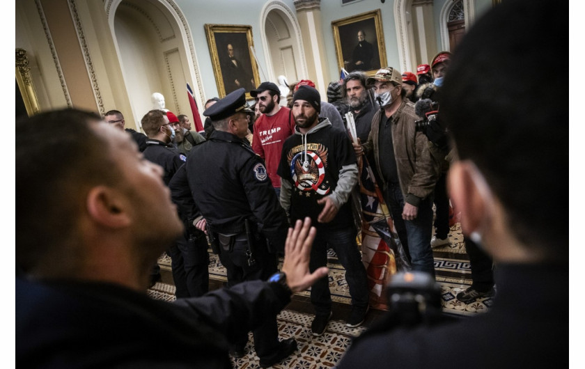 Zwolennicy prezydenta USA Donalda Trumpa konfrontują się z członkami policji Kapitolu przed salą senacką, wkrótce po włamaniu, 6 stycznia 2021 r. w Waszyngtonie. fot. Win McNamee, Getty Images / Pulitzer Prize 2021 for Breaking News Photography
